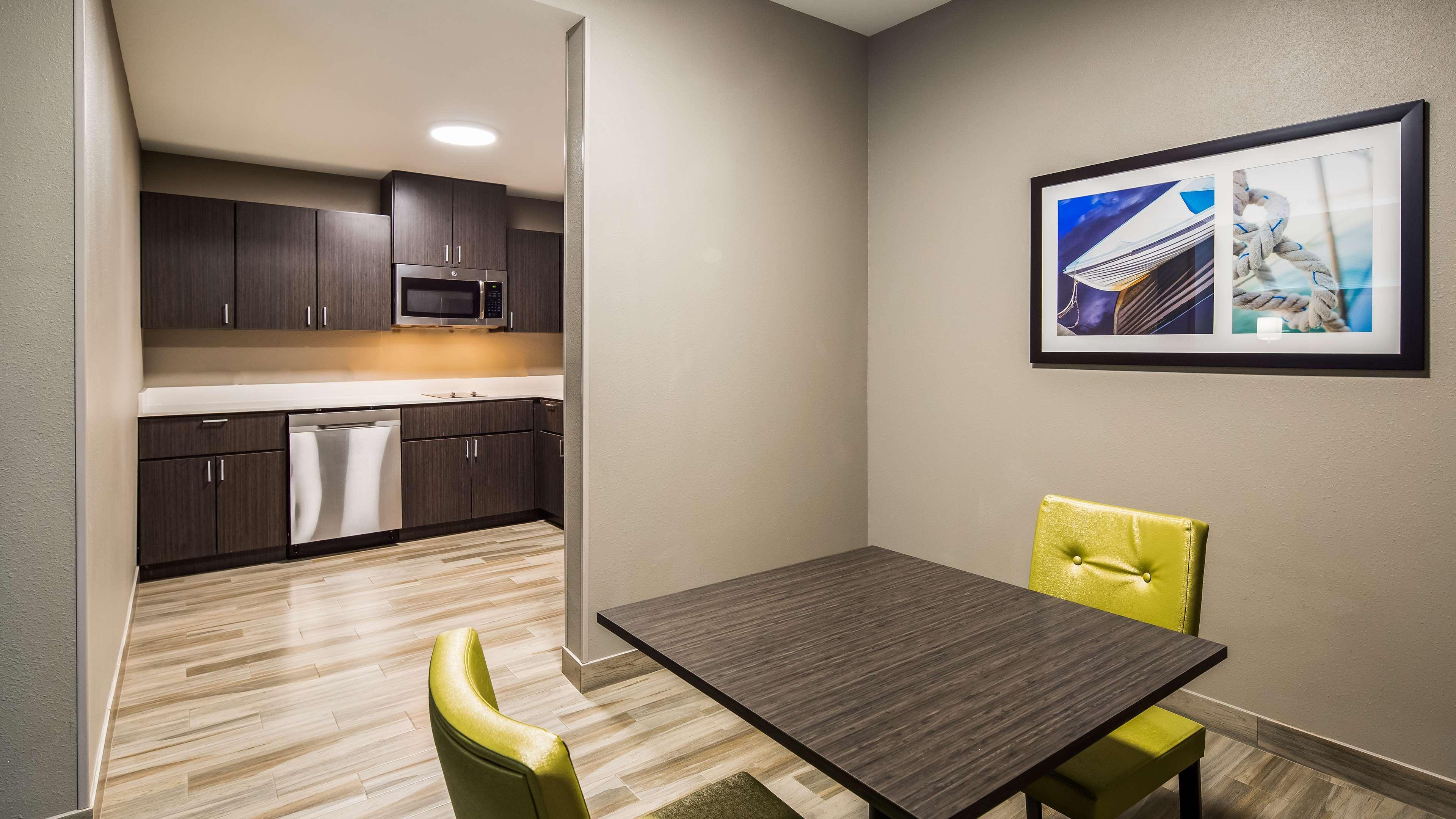 Best Western Plus & Hotel