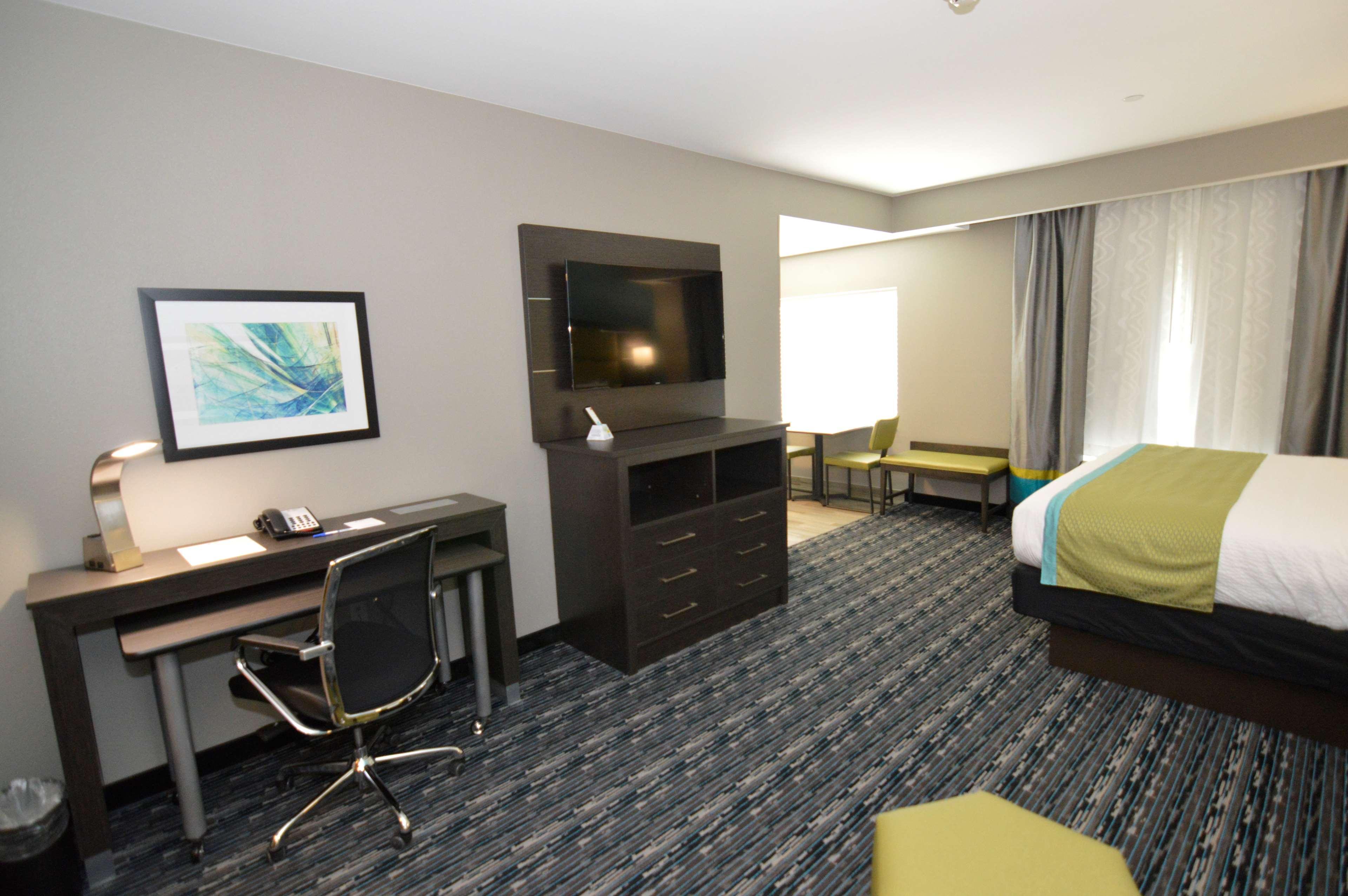 Western & Hotel 3*