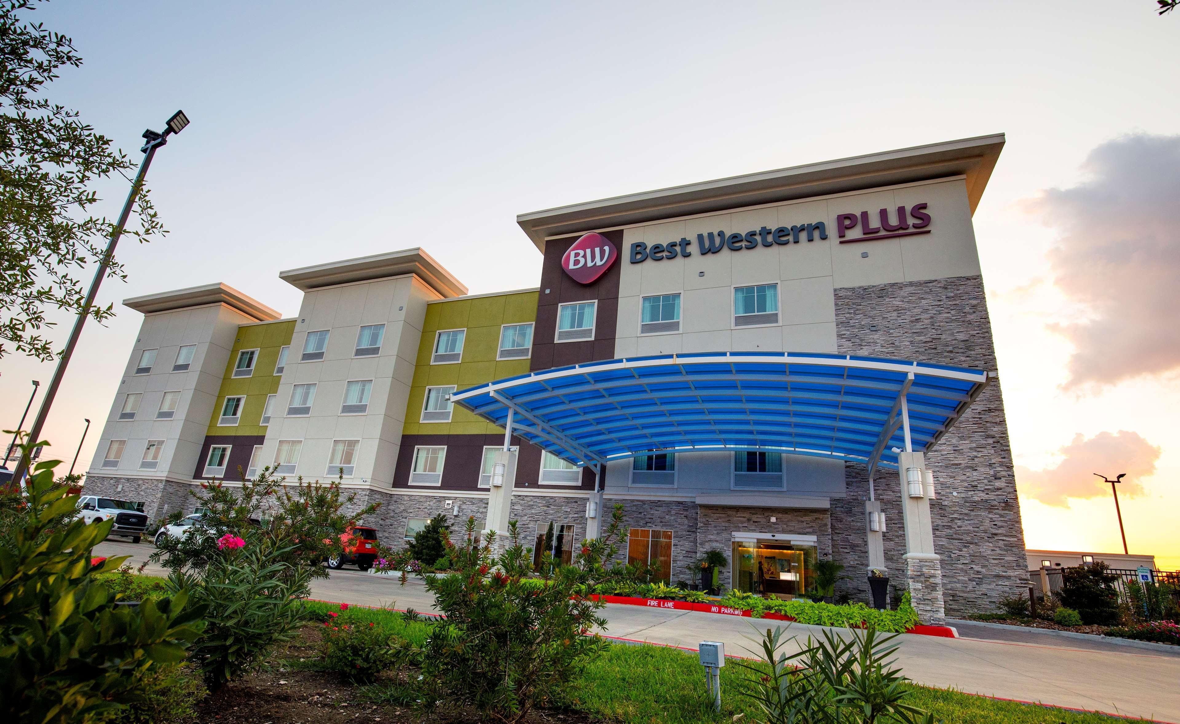 Western & Hotel 3*